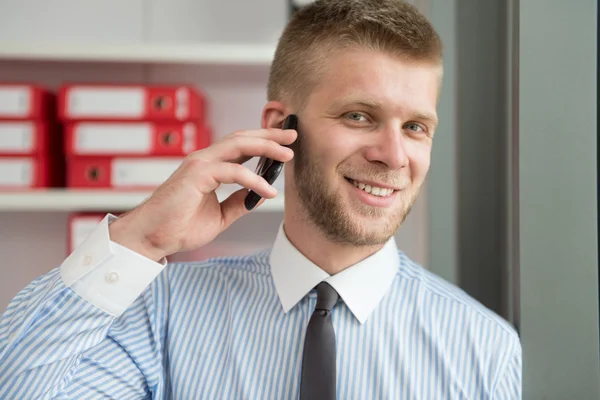Jonge zakenman aan de telefoon — Stockfoto