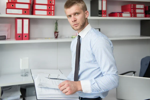 Jungunternehmer liest im Büro ein paar Zeitungen — Stockfoto