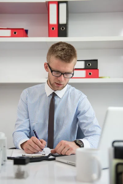 Empresário que trabalha com documentos no escritório — Fotografia de Stock