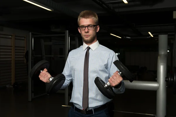 Geschäftsmann macht Sport für den Bizeps — Stockfoto