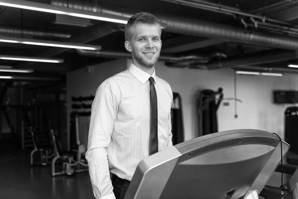 Geschäftsmann läuft auf Laufband — Stockfoto