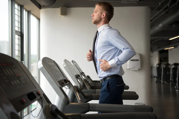 Homme d'affaires faisant de l'exercice en salle de gym — Photo