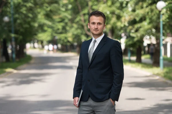 Retrato de um empresário confiante lá fora no parque — Fotografia de Stock