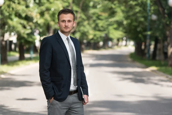 Retrato de um empresário confiante ao ar livre no parque — Fotografia de Stock