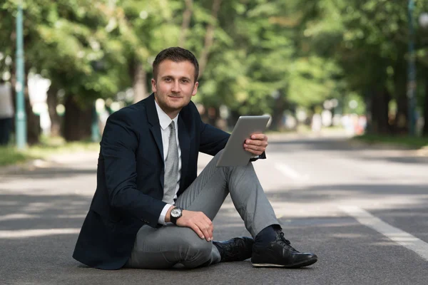 Affärsman på en brytning med sin dator — Stockfoto