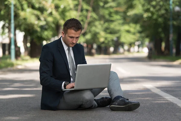 Empresário trabalhando em tablet fora do escritório — Fotografia de Stock