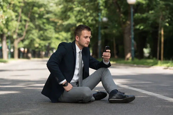 Jonge zakenman aan de telefoon buiten bij Park — Stockfoto