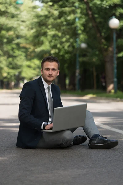 Joven trabajando en la tableta fuera de la oficina — Foto de Stock