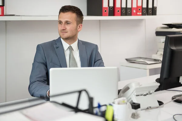 Zakenman met computer — Stockfoto