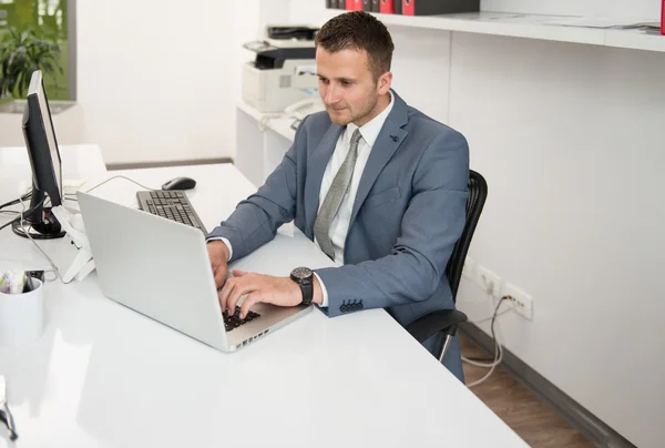 Zakenman op een breuk met zijn computer — Stockfoto