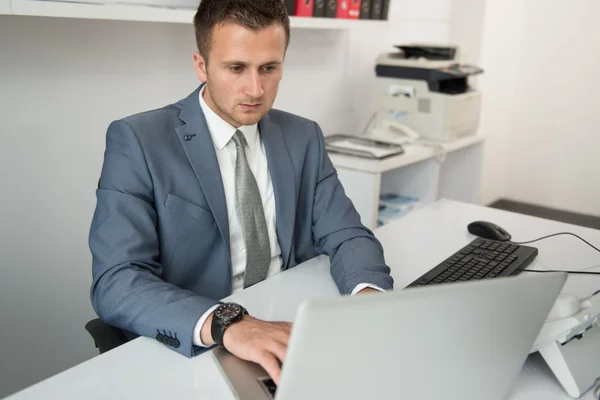 Empresário em uma ruptura com seu computador — Fotografia de Stock