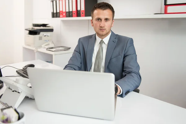 Empresário com Computador — Fotografia de Stock