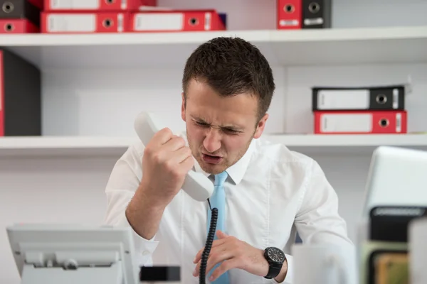 Homem de negócios irritado falando ao telefone — Fotografia de Stock