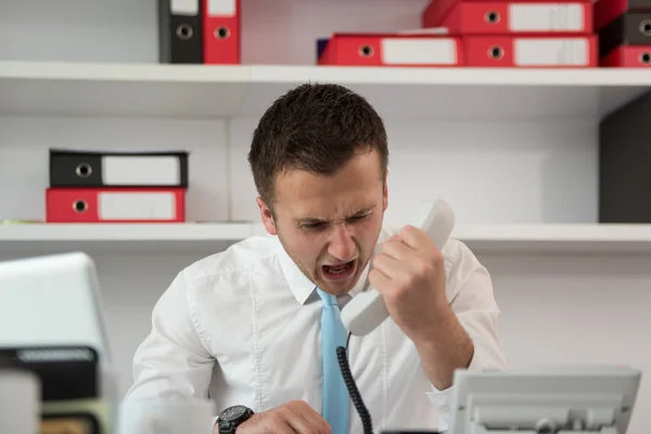 Empresario gritando en un teléfono — Foto de Stock