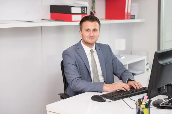 Geschäftsmann mit Computer — Stockfoto