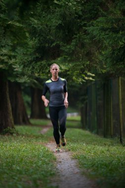 Açık havada çalışan kilo kaybı çalışan fitness modeli