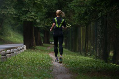 Parkta çalışan genç güzel kadın