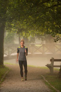 Güzel bir günde açık havada çalışan genç kadın