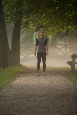 Kadın atlet parkında açık egzersiz sırasında koşu