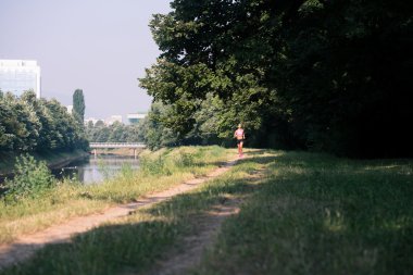 Kadın atlet açık egzersiz bir parkta koşu