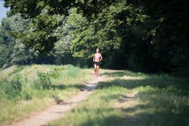 runner atlet ormanı iz üzerinde çalışan