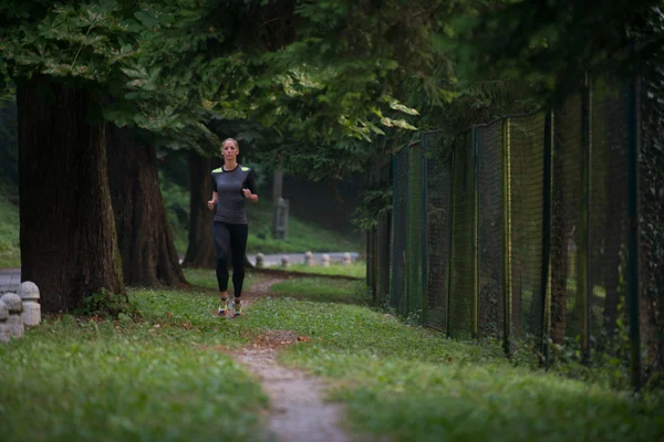 Sportovec běžec běží na lesní stezka — Stock fotografie