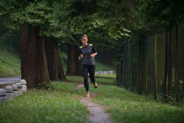 女人健身慢跑锻炼健康概念 — 图库照片