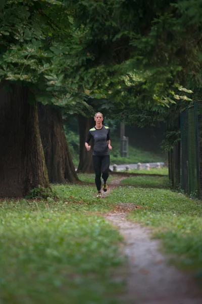 Fitness zdravá žena běhání venku — Stock fotografie