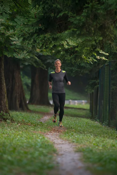 Jovencita corriendo — Foto de Stock