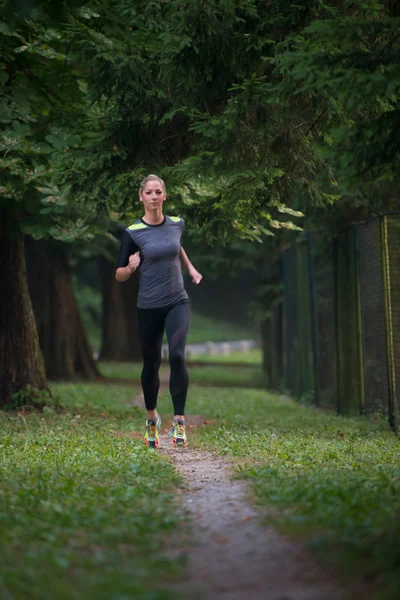 Corredor femenino corriendo durante el entrenamiento al aire libre en el parque — Foto de Stock