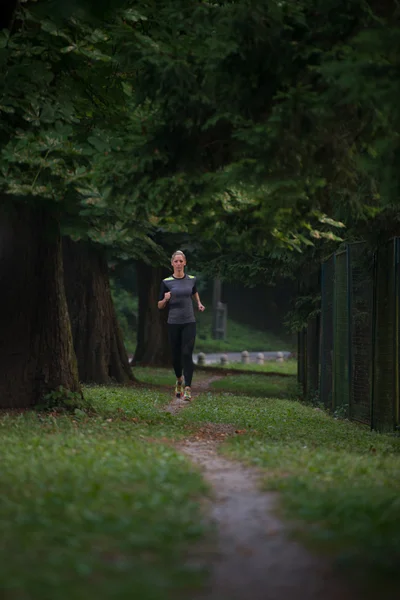 Běžkyně běhání venkovní cvičení v parku — Stock fotografie