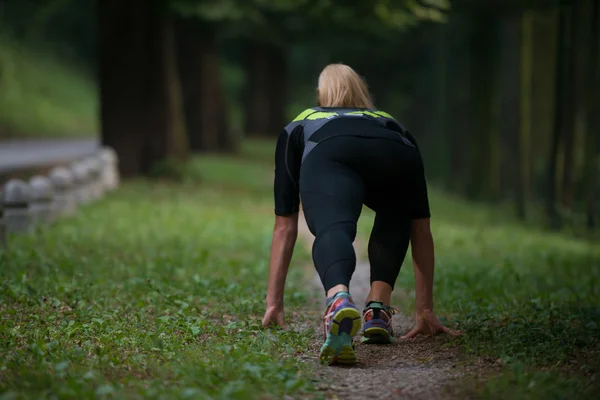 Sportovní žena v počáteční pozici — Stock fotografie