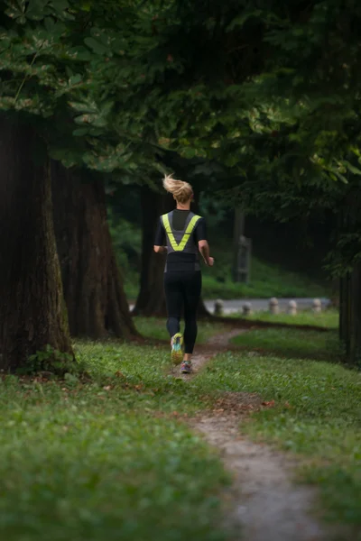 Joven hermosa mujer corriendo en el parque —  Fotos de Stock