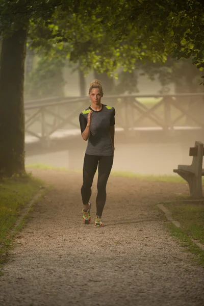 Corredor femenino corriendo parque de la ciudad —  Fotos de Stock