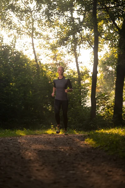 Kadın atlet açık egzersiz bir parkta koşu
