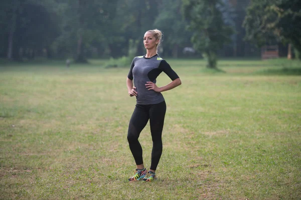 Attraktiv kvinna vila innan gym och motion — Stockfoto