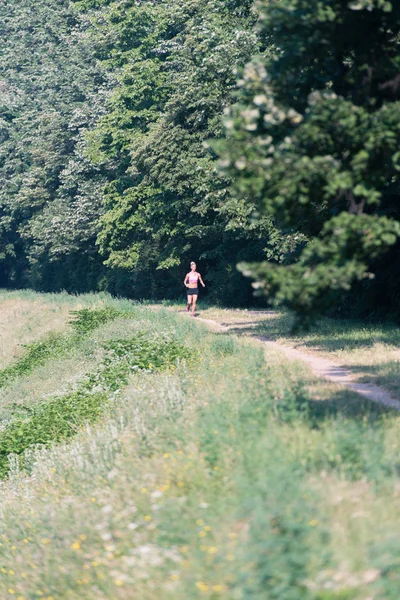 Jovencita corriendo —  Fotos de Stock