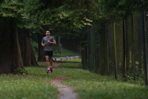 Mężczyzna Runner kolejny City Park — Zdjęcie stockowe