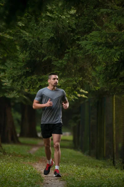 Bel ajustement homme courir en plein air — Photo