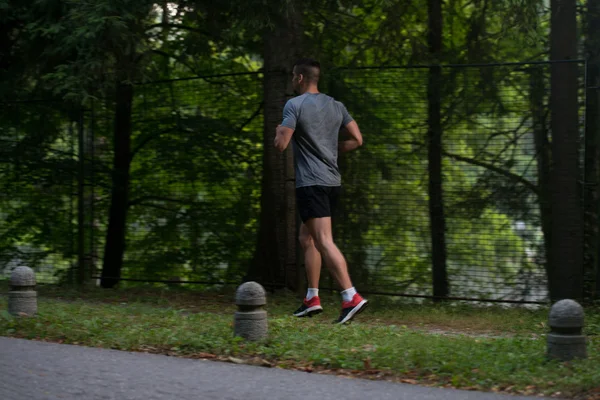 Biegacz człowieka poprzez Spring Park Road — Zdjęcie stockowe