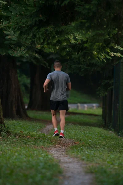 Mladý muž běží — Stock fotografie