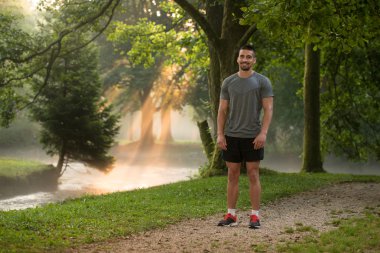 Fitness ve egzersiz önce dinlenme çekici bir adam