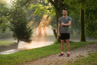 Açık hava etkinliği koşu yapan genç erkek portresi