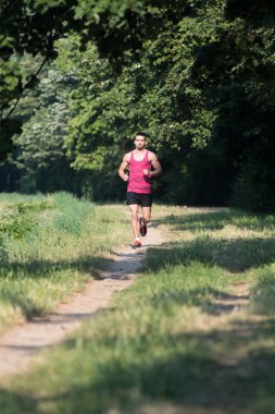 Parkta koşan genç yakışıklı adam