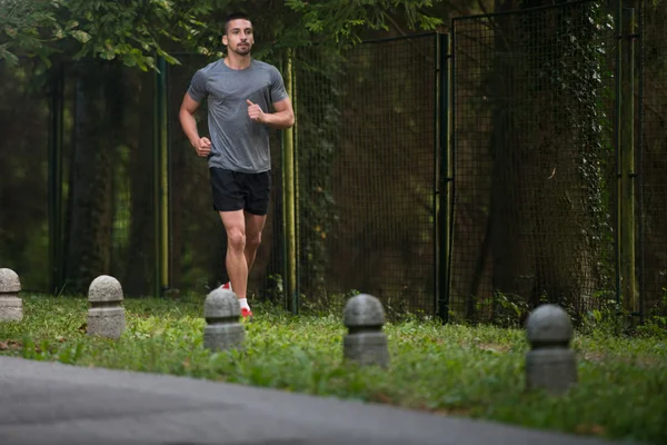 Joven corriendo al aire libre en un día encantador —  Fotos de Stock