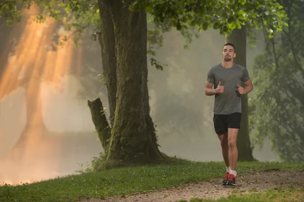 Gezond Fitness Man joggen buiten — Stockfoto
