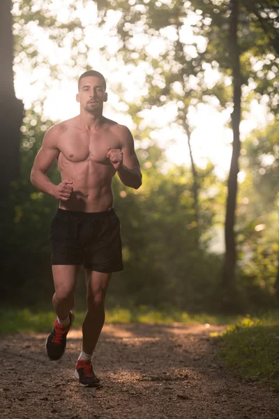 Knappe Fit Man loopt buiten — Stockfoto