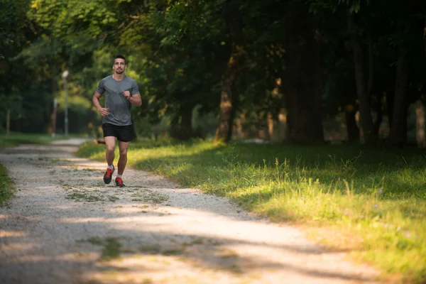 Joven hombre guapo corriendo en el parque —  Fotos de Stock