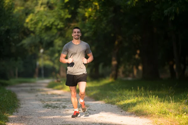 Modello di fitness che corre all'aperto cercando di perdere peso — Foto Stock