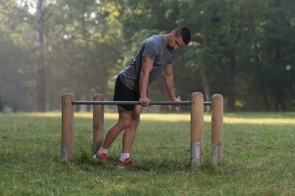 Young Man Workout In The Park — Stock Photo, Image